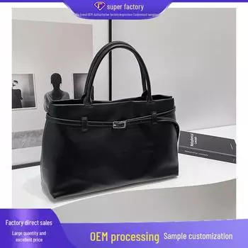 «Дизайнерская сумка-тоут осень/зима 2025 года»: Вместительная сумка через плечо с модной деталью на ремне.