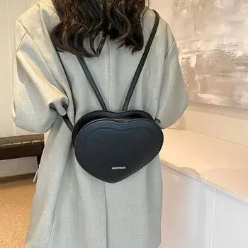 Дизайнерская женская сумка для поездок на работу, модная маленькая сумка в форме сердца, простая нишевая сумка 2024 года, летняя новая иностранная модная сумка-мессенджер чёрный