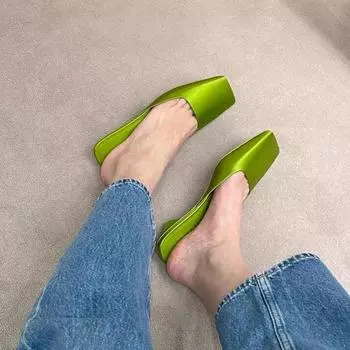 Дизайнерские атласные туфли-мюли с треугольным каблуком, ранняя весна, новый стиль, полутапочки, женские сандалии с квадратным носком, тапочки для женщин 35