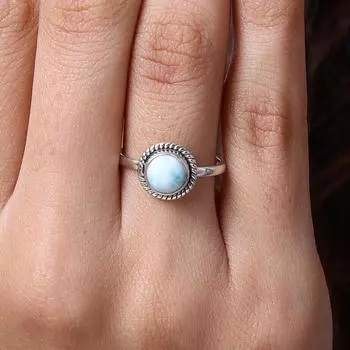 Дизайнерское кольцо ручной работы из натурального ларимара с круглым драгоценным камнем, кольцо в стиле бохо, эффектное кольцо, подарок на годовщину, кольцо с безелем, украшения на день рождения 5