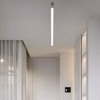 Длинная полоса накладного линейного светильника, простая проходная балконная стена спальни столовой гостиной без основного потолочного светильника Warm White