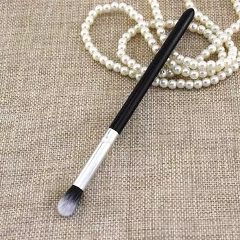 Длинная ручка, одинарная кисть для теней и хайлайтера - Beauty Gift