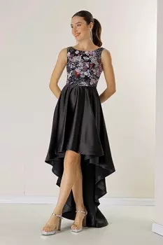 Длинное атласное платье на подкладке с цветочной вышивкой из пайеток сверху, короткое спереди и длинное сзади