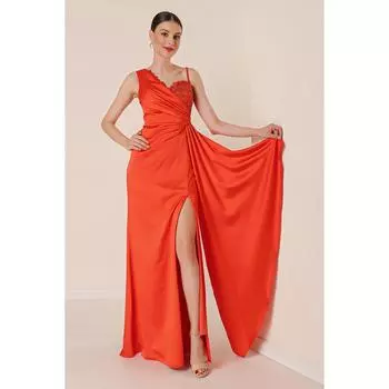 Длинное атласное платье с подкладкой из бисера и гипюром с одной стороны и разрезом спереди