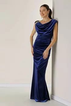 Длинное бархатное платье с драпировкой и цепочкой на одно плечо