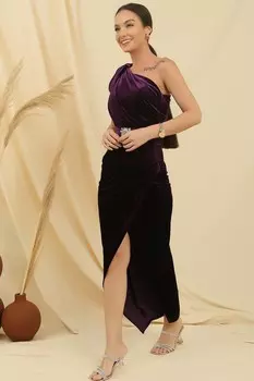 Длинное бархатное платье с драпировкой на одно плечо и поясом на талии