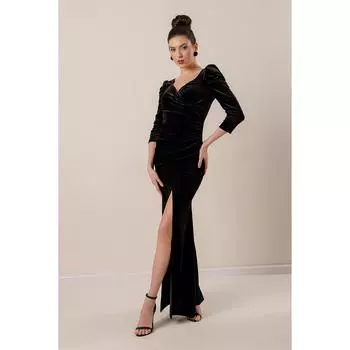 Длинное бархатное платье со складками и разрезом