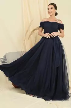 Длинное платье из тюля на подкладке, воротник и рукава с оборками на поясе