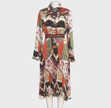 Длинное платье в африканском стиле с плиссировкой и атласным принтом, с воротником-стойкой