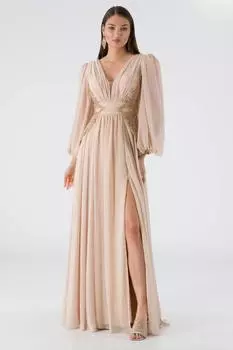 Длинное вечернее платье бежевого цвета с рукавами-воздушными шарами и вышитым разрезом декольте