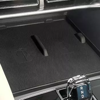 Для BYD Song PLUS EV 23 Центральный пульт управления Беспроводная зарядка Силиконовая подкладка Центральное хранение Пылезащитная подкладка Автомобильные аксессуары чёрный