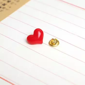 Для влюбленных подарок вечерние ювелирные изделия брошь красное сердце в форме смолы брошь рубашка булавки на лацкан милая свадьба A