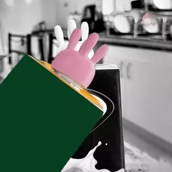 Доильный аппарат с 4 силиконовыми доильными стаканами. Сборка коллектора для доения. Молочные животные. Коровы. Бизоны. белый