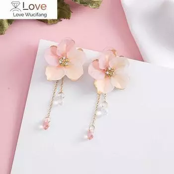 Доминируют простые серьги-кисточки в форме цветка-ракушки с длинными лепестками из матового хрусталя, женские серьги-подвески, ювелирные изделия