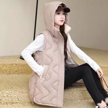 В этом году у женщин популярны пуховые хлопковые жилеты с капюшоном, а новинки европейской продукции осенью и зимой носят небольшие жилетки с глянцевыми поверхностями. M