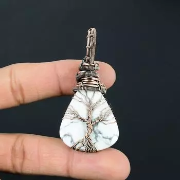 Драгоценный камень говлит ручной работы из чистой медной проволоки, завернутый в подвеску, ювелирное изделие на День Благодарения 2.56 Inches белый