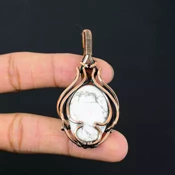 Драгоценный камень говлит ручной работы из чистой медной проволоки, завернутый в подвеску, ювелирное изделие на День Благодарения 2.36 Inches белый