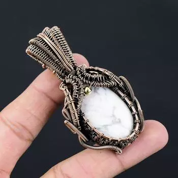 Драгоценный камень говлит ручной работы из чистой медной проволоки, завернутый в подвеску, ювелирное изделие на День Благодарения 2.83 Inches белый