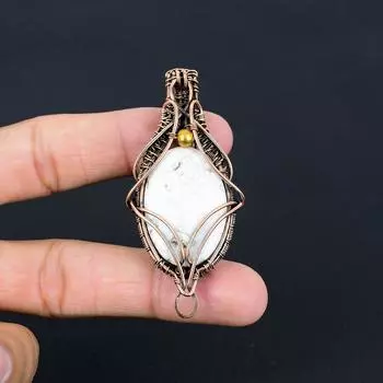 Драгоценный камень говлит ручной работы из чистой медной проволоки, завернутый в подвеску, ювелирное изделие на День Благодарения 2.85 Inches белый