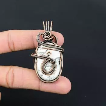 Драгоценный камень говлит ручной работы из чистой медной проволоки, завернутый в подвеску, ювелирное изделие на День Благодарения 2.40 Inches белый