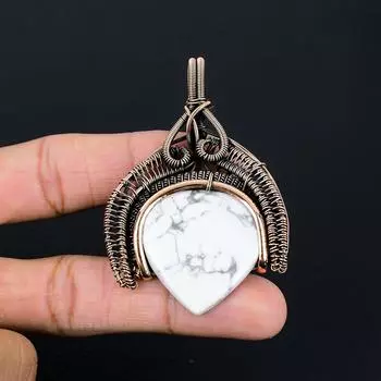 Драгоценный камень говлит ручной работы из чистой медной проволоки, завернутый в подвеску, ювелирное изделие на День Благодарения 2.36 Inches белый