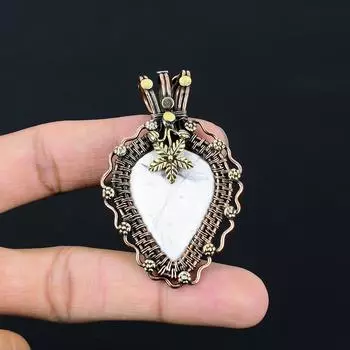 Драгоценный камень говлит ручной работы из чистой медной проволоки, завернутый в подвеску, ювелирное изделие на День Благодарения 2.56 Inches белый