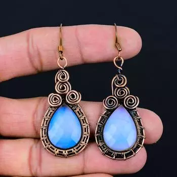 Драгоценный камень молочного опала ручной работы из чистой медной проволоки, обернутый замечательными ювелирными серьгами 2.56 Inches белый