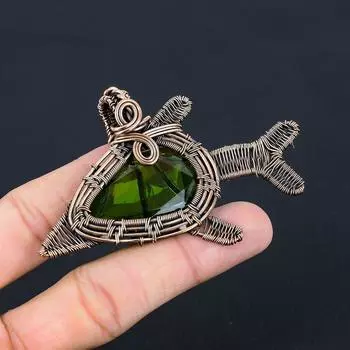 Драгоценный камень перидот ручной работы из чистой медной проволоки, обернутый рыбой, кулон, ювелирные изделия для Дня памяти 2.56 Inches зелёный