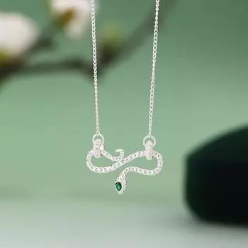 Духовная змея года обернута вокруг женского легкого роскошного простого и холодного зодиакального зодиакального ожерелья
