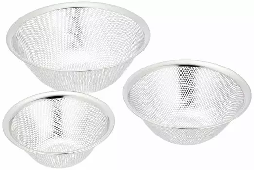 Дуршлаг Sori Yanagi с перфорацией для хорошего слива и легкости мытья. Набор дуршлагов из нержавеющей стали Tsubame Sanjo. 1 пластина с перфорацией для лучшего слива.