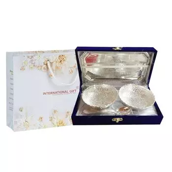 Две миски из немецкого серебра и латуни с двумя ложками и одним подносом в красивой бархатной коробке