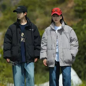 Две пары мужчин и женщин одеты в жилеты со съемными рукавами и две части одежды: короткую одежду с воротником-стойкой. M чёрный