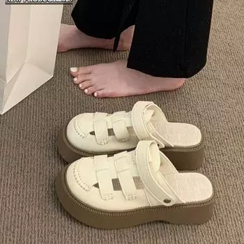 Две женщины носят выдолбленные сандалии с головкой-мешком, лето 2024, новые дырявые туфли Mori Roman, полутапочки на толстой подошве для женщин 35 хаки