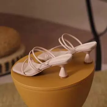 Две женщины в классных тапочках, новые французские однотонные босоножки с открытым носком на среднем каблуке, универсальные босоножки в стиле феи летом 2024 года 35 чёрный