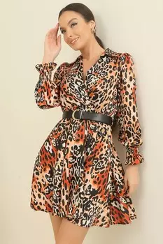 Двубортное атласное платье с воротником-поло и поясом на подкладке на талии с леопардовым узором