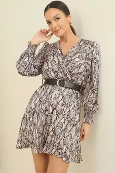 Двубортное атласное платье со змеиным узором и вырезом на подкладке, с поясом