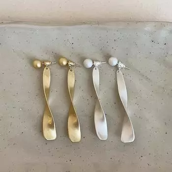 Двухкомпонентные матовые металлические серьги-гвоздики с гофрированной лентой для женщин. Нишевые, неповторимые, изысканные и универсальные серьги.