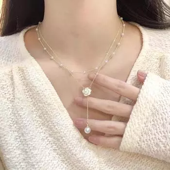 Двухслойное жемчужное ожерелье с кисточками и женским нишевым дизайном, цепочка на ключицу в виде камелии, легкая роскошь, ощущение высокого класса, темпераментная цепочка на шею золотой