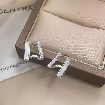 Двухслойные серьги Fritillary от Niche Design. Маленькие и изысканные модные серьги.