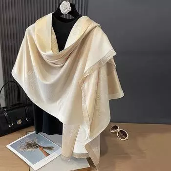 Двухстороннее здание-павильон в старинном стиле простое и элегантное, а толстый теплый шарф надет на шею в кондиционируемой комнате. 180 серый