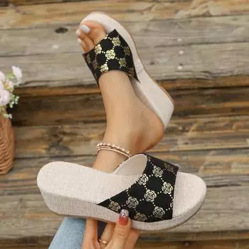 Джинсовая поверхность повседневная верхняя одежда мода женская летняя 2025 новый наклонный каблук толстый низ импортная торговля большой размер крутые тапочки 36 золотой