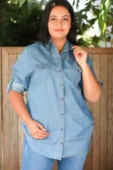 Джинсовая рубашка больших размеров со сложенными рукавами