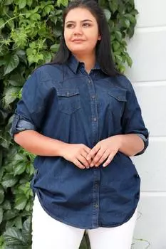 Джинсовая рубашка больших размеров со сложенными рукавами