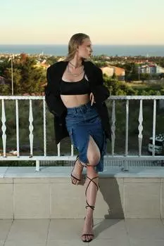 Джинсовая юбка с карманом-карго и разрезом спереди, синяя