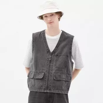 Джинсовый жилет с несколькими карманами GU by Uniqlo можно расстегнуть.