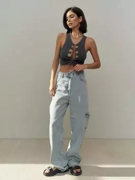 Джинсы ледяного цвета с двойной рваной отделкой на северной талии