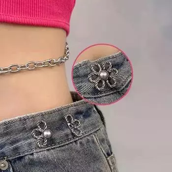 Джинсы с регулируемыми пряжками на талии. Красивая полая металлическая пуговица с цветком. Женские брюки. Регулируемая пряжка от широкой до узкой.
