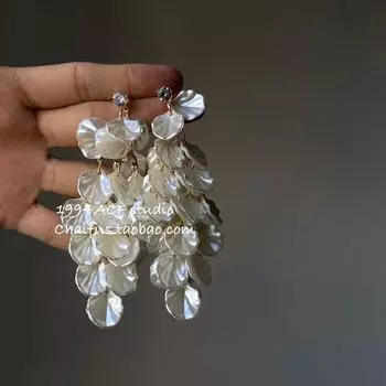 E394 Studio Retro Fairy Unique Earrings Shell A pair of main drawing models