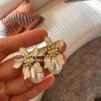 E534 Studio Three-Dimensional Pearl Stud Earrings Retro Flowers A pair of main drawing models