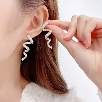 Earrings are simple, personal, cold wind, zircon spiral ribbon earrings, silver needle design, wavy curve earrings. золотой